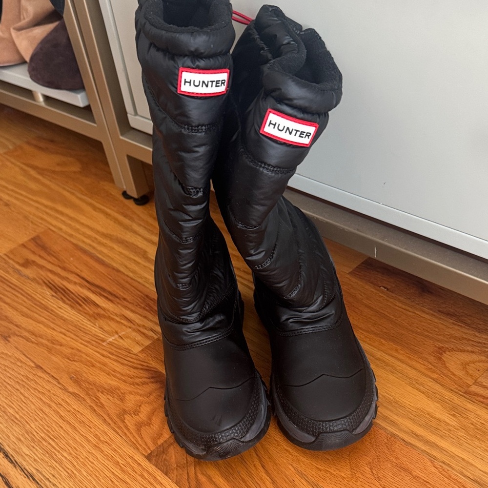 Hunter Women's Black Quilted Insulated Winter Boots with Red Logo